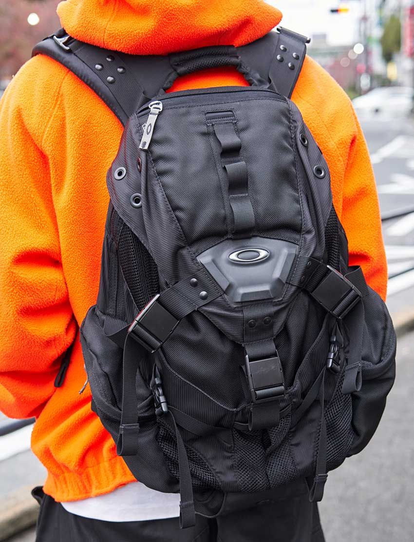 秋冬の挿し色は”モノトーンにオレンジ”が効果絶大！街角の洒落者3人のコーデ例 - 15枚目の画像