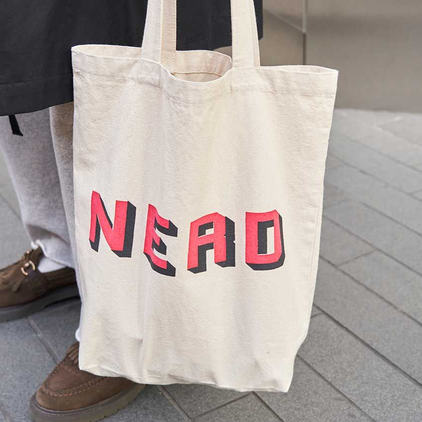 秋冬の挿し色は”モノトーンにオレンジ”が効果絶大！街角の洒落者3人のコーデ例 - 5枚目の画像