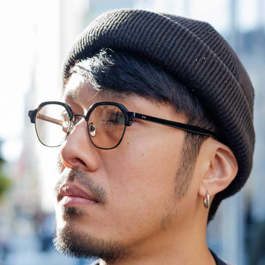 【35歳以上】オールブラックコーデに艶を与える“黒サロモン”。合わせのコツを3人のスナップで - 3枚目の画像