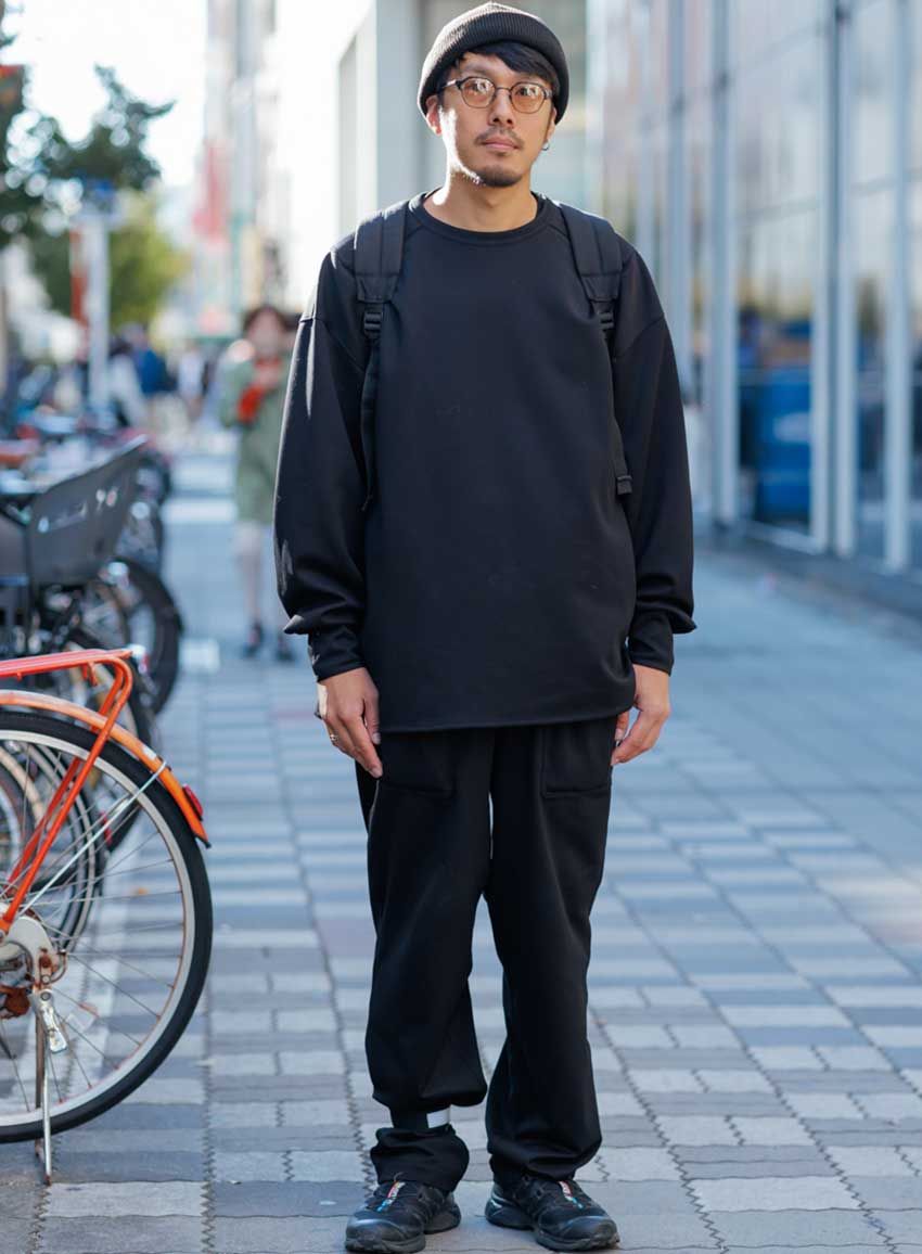 【35歳以上】オールブラックコーデに艶を与える“黒サロモン”。合わせのコツを3人のスナップで - 2枚目の画像