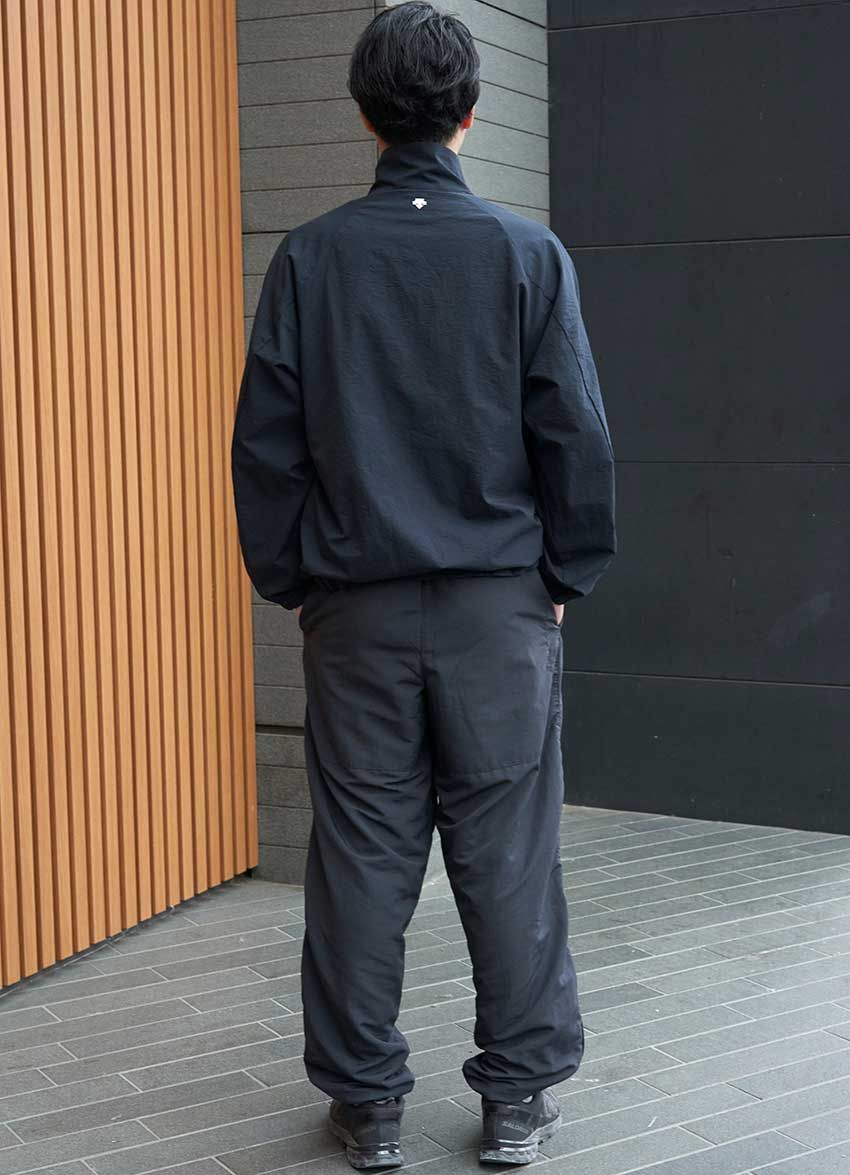 【35歳以上】オールブラックコーデに艶を与える“黒サロモン”。合わせのコツを3人のスナップで - 8枚目の画像