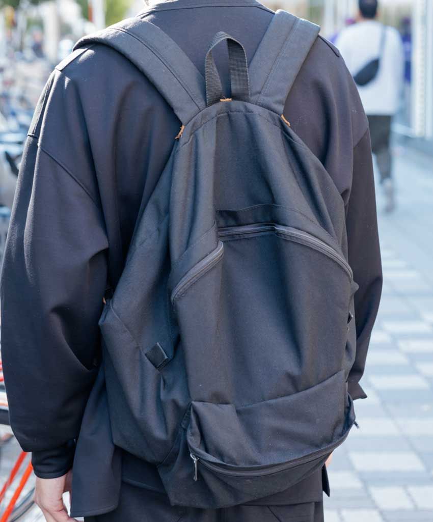 【35歳以上】オールブラックコーデに艶を与える“黒サロモン”。合わせのコツを3人のスナップで - 4枚目の画像