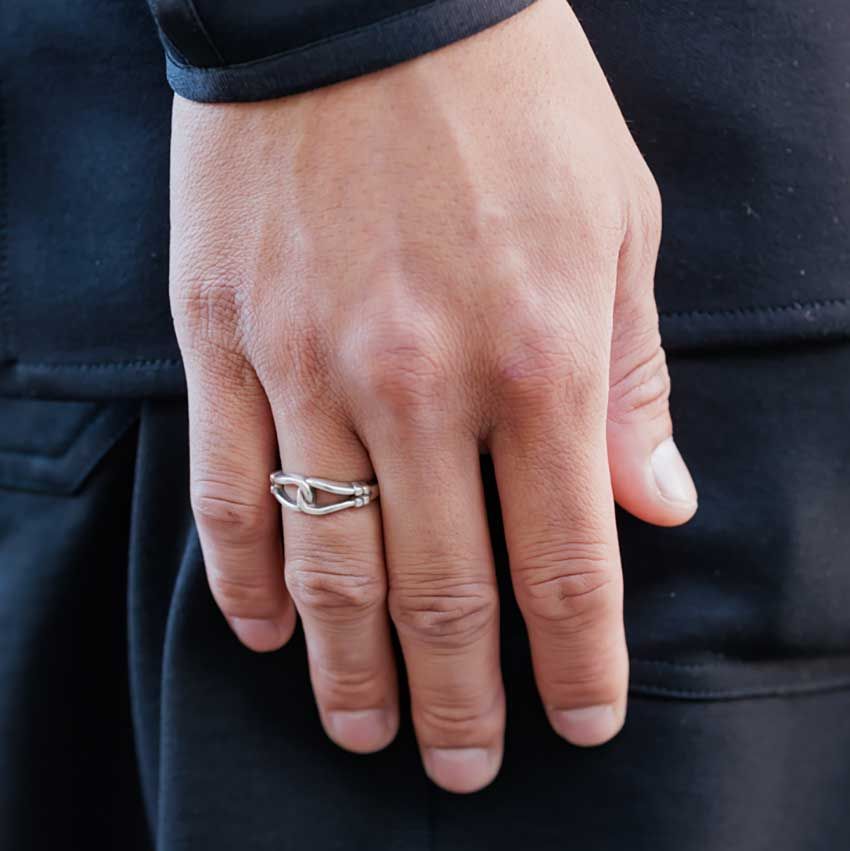 【35歳以上】オールブラックコーデに艶を与える“黒サロモン”。合わせのコツを3人のスナップで - 5枚目の画像