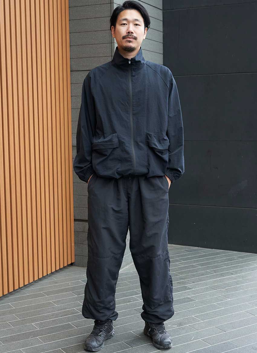 【35歳以上】オールブラックコーデに艶を与える“黒サロモン”。合わせのコツを3人のスナップで - 6枚目の画像