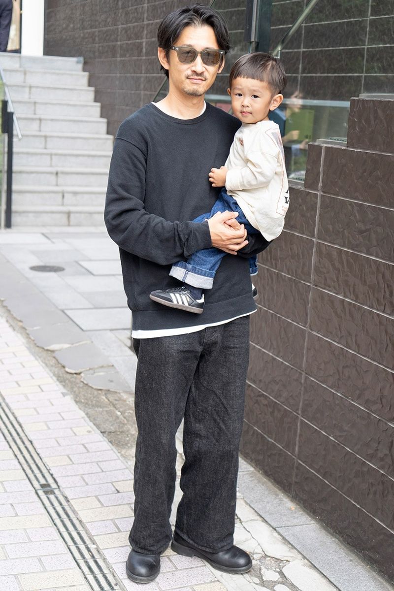 トレーナー=ユニクロ Tシャツ=ノーブランド デニム=タトゥースタジオヤマダ シューズ=ブランドストーン 眼鏡=タトゥースタジオヤマダ バングル=ノーブランド 腕時計=セイコー