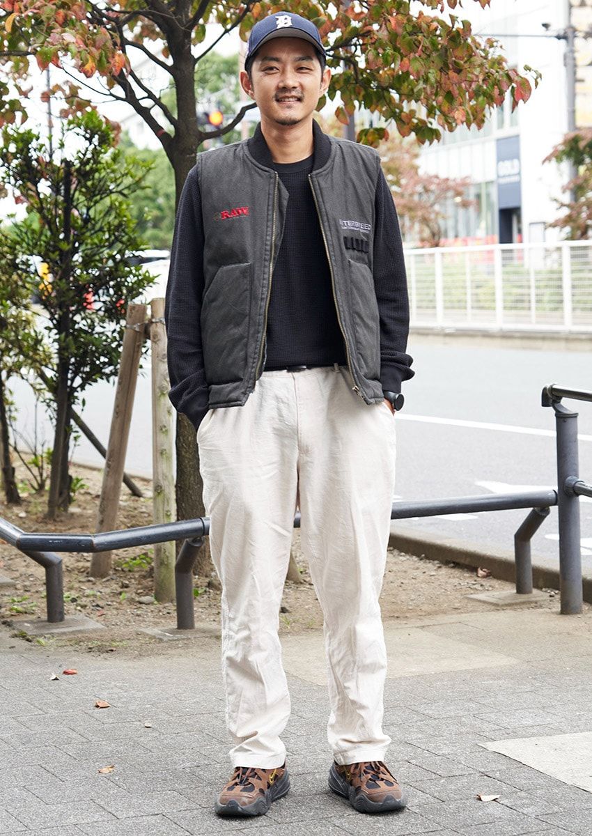 【30歳以上】パンツはユニクロ！白、ブラウン、ネイビー……色使い巧みな大人コーデ3選 - 3枚目の画像