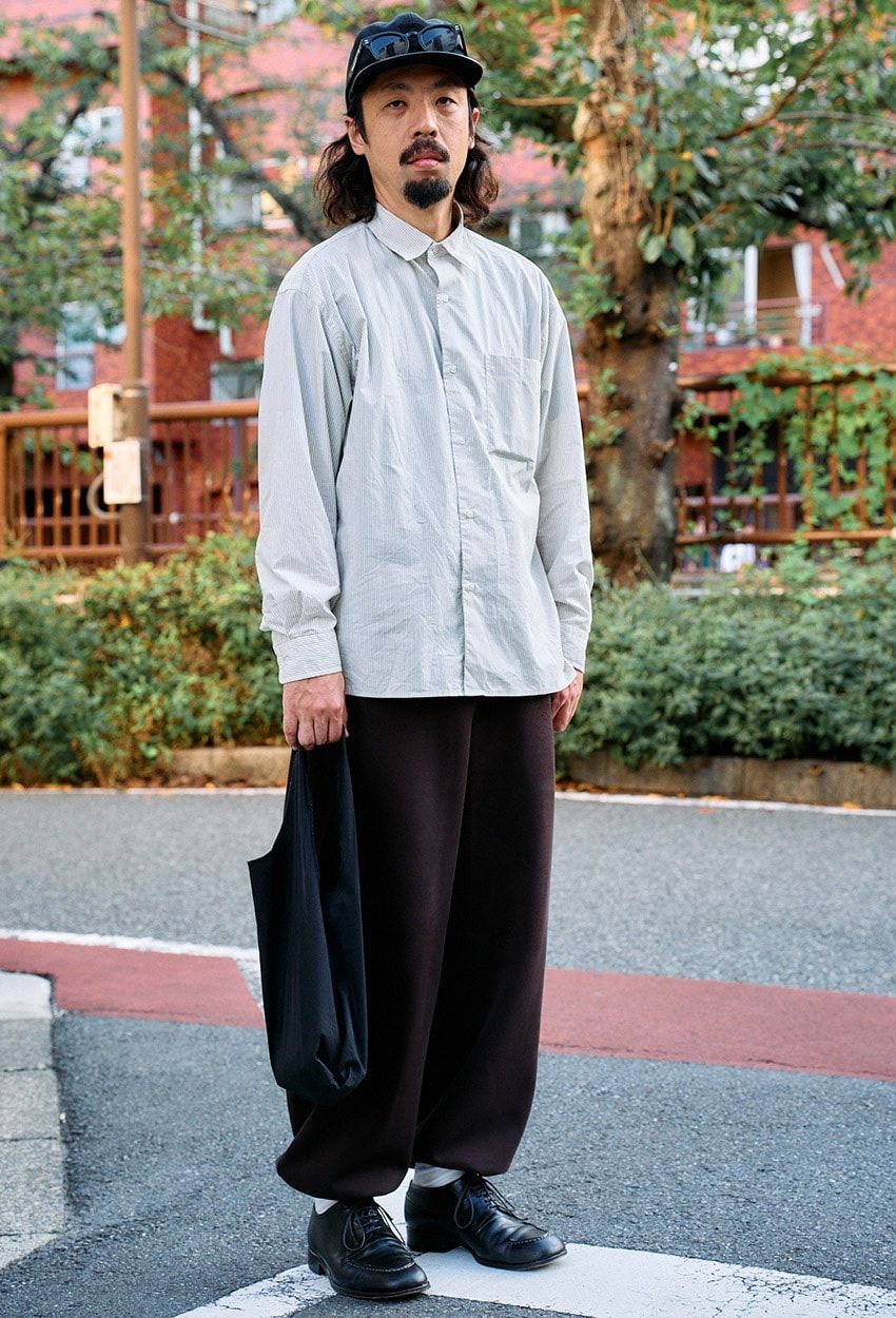 【30歳以上】パンツはユニクロ！白、ブラウン、ネイビー……色使い巧みな大人コーデ3選 - 6枚目の画像