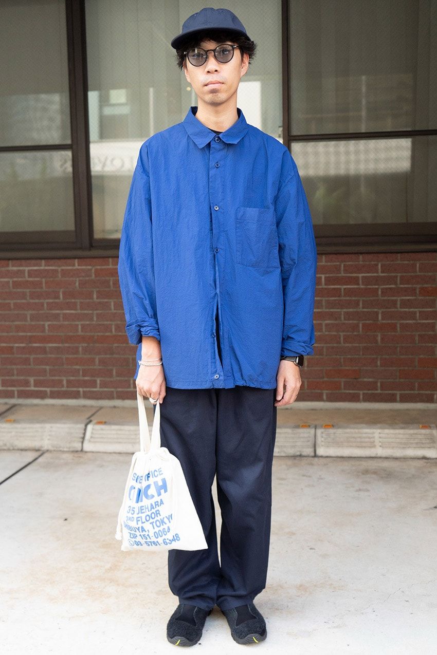 大人の休日バッグは“小さめな手下げ”で！手ぶら主義者も振り向くGoodな3好例 - 3枚目の画像