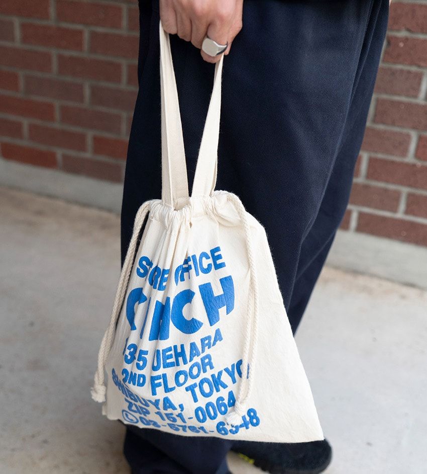 大人の休日バッグは“小さめな手下げ”で！手ぶら主義者も振り向くGoodな3好例 - 4枚目の画像