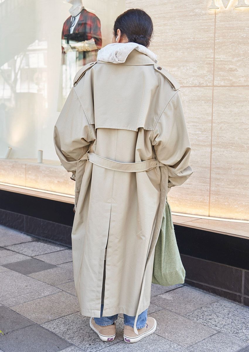 【気温13度以下の日に】パーカを“インナー”にしたコーデ好例3選。アウターはベスト、ナイロンコートetc. - 1枚目の画像