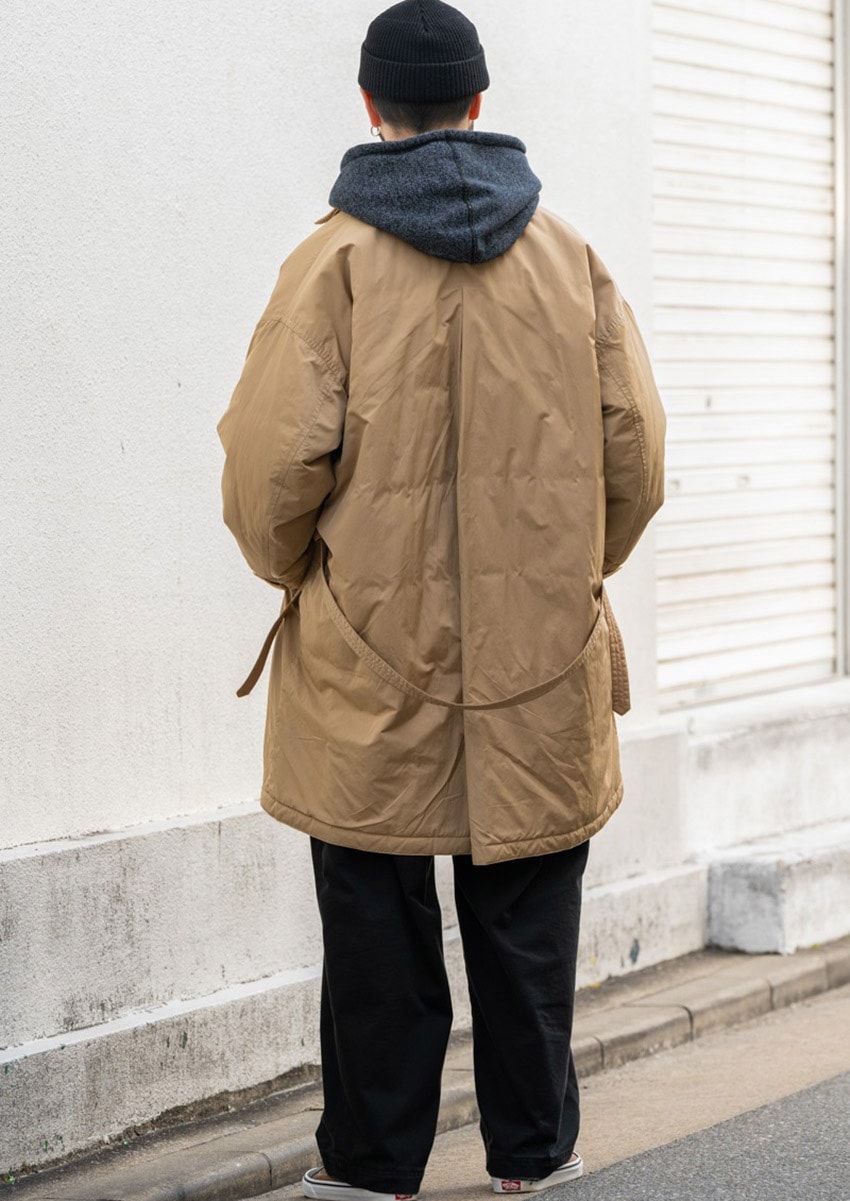 【気温13度以下の日に】パーカを“インナー”にしたコーデ好例3選。アウターはベスト、ナイロンコートetc. - 7枚目の画像