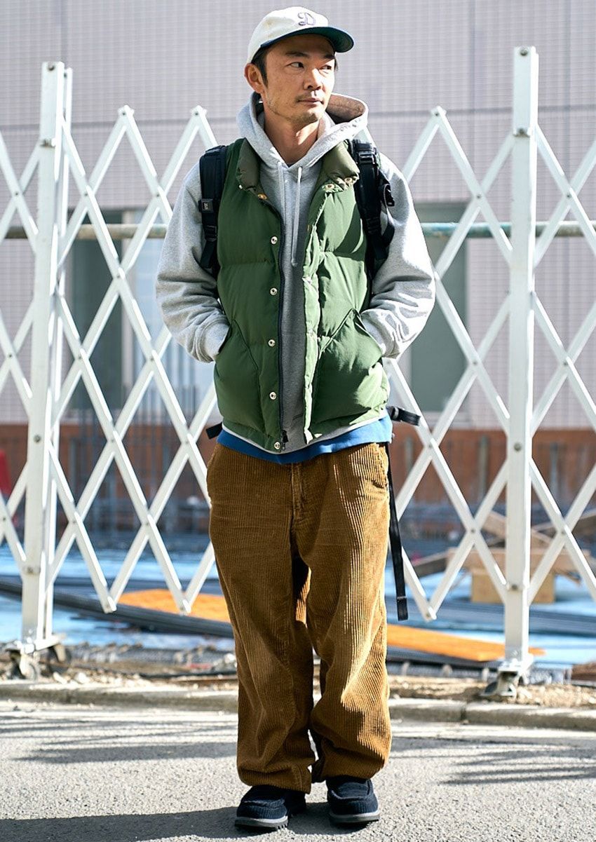 【気温13度以下の日に】パーカを“インナー”にしたコーデ好例3選。アウターはベスト、ナイロンコートetc. - 12枚目の画像