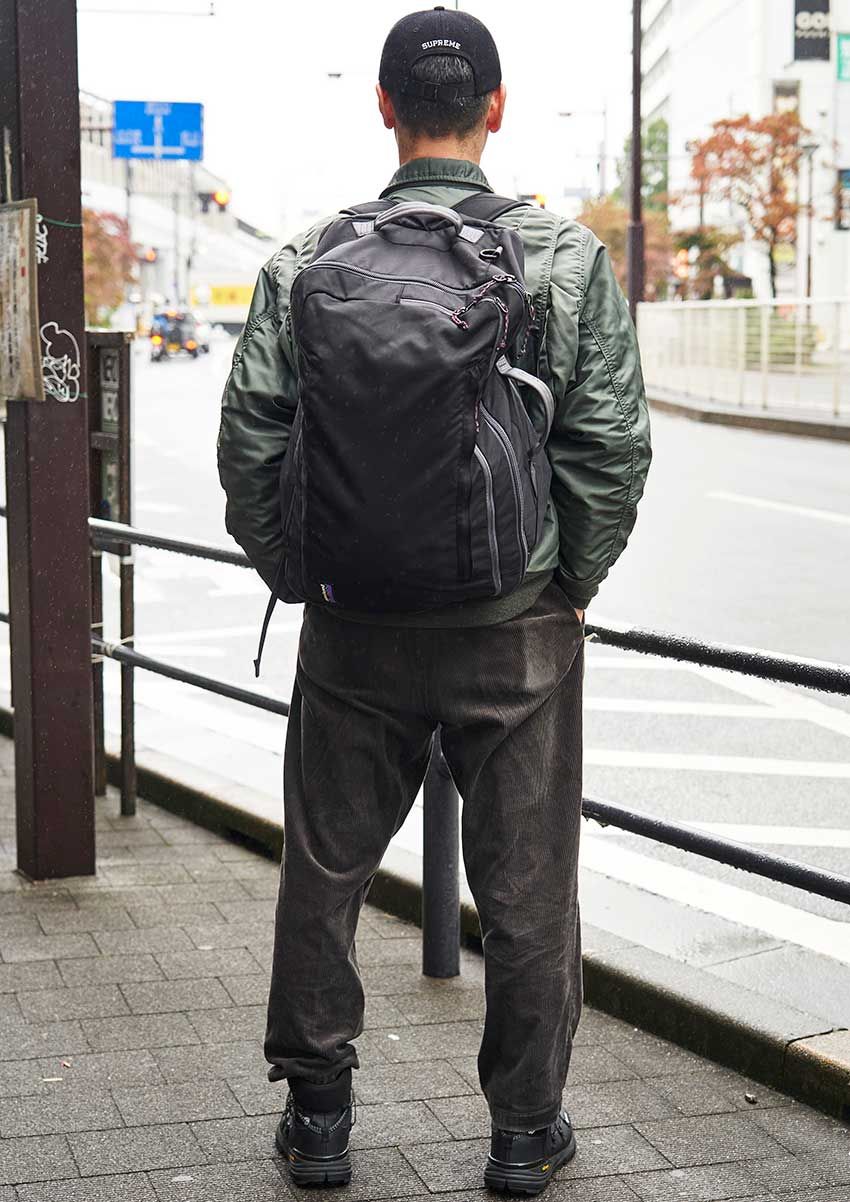 大人の秋冬コーデは「黒×カーキ」がテッパン！リアルな着こなし方法を3人のスナップで - 6枚目の画像