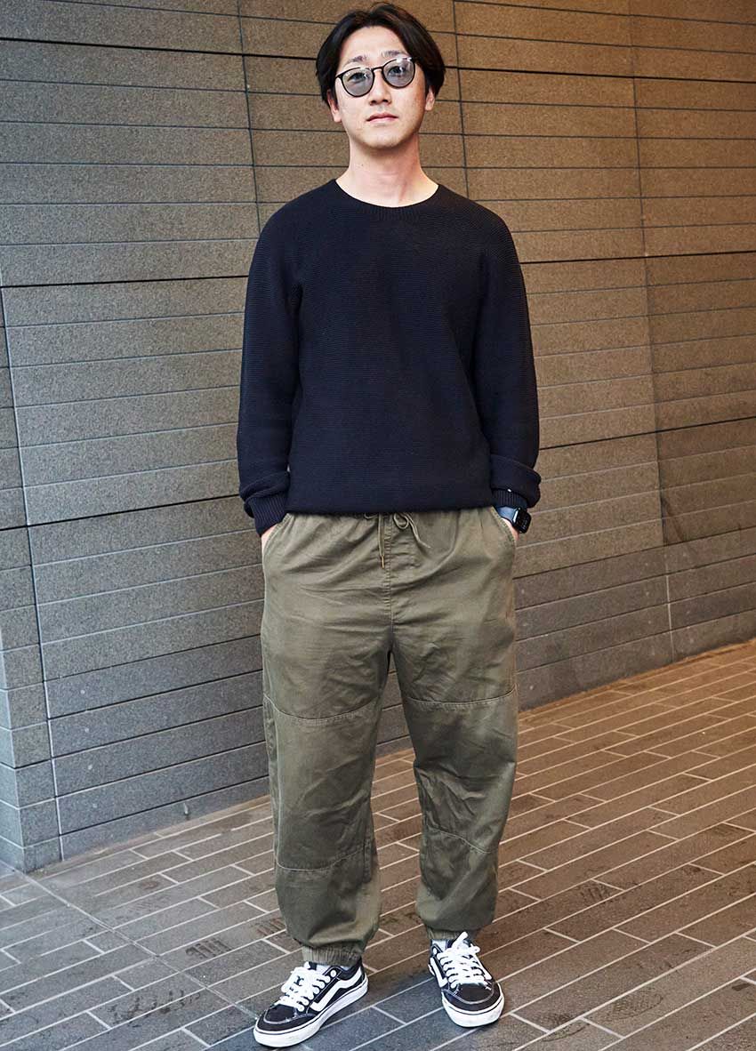 ユニクロ、無印良品、バトナー。街の男たちが選ぶ「シンプルニット」の着こなし3選！ - 4枚目の画像