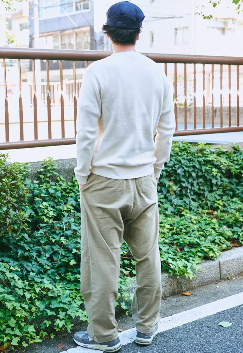 ユニクロ、無印良品、バトナー。街の男たちが選ぶ「シンプルニット」の着こなし3選！ - 2枚目の画像