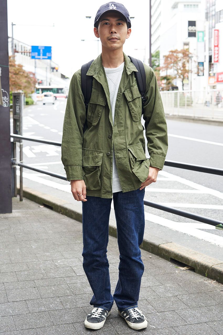 “古着使い”が巧みな街角スナップ3選！ニットの重ね着にミリタリージャケット、ワイドデニムetc.   - 5枚目の画像