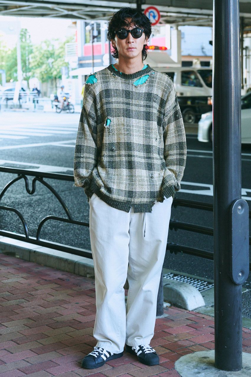 “古着使い”が巧みな街角スナップ3選！ニットの重ね着にミリタリージャケット、ワイドデニムetc.   - 3枚目の画像