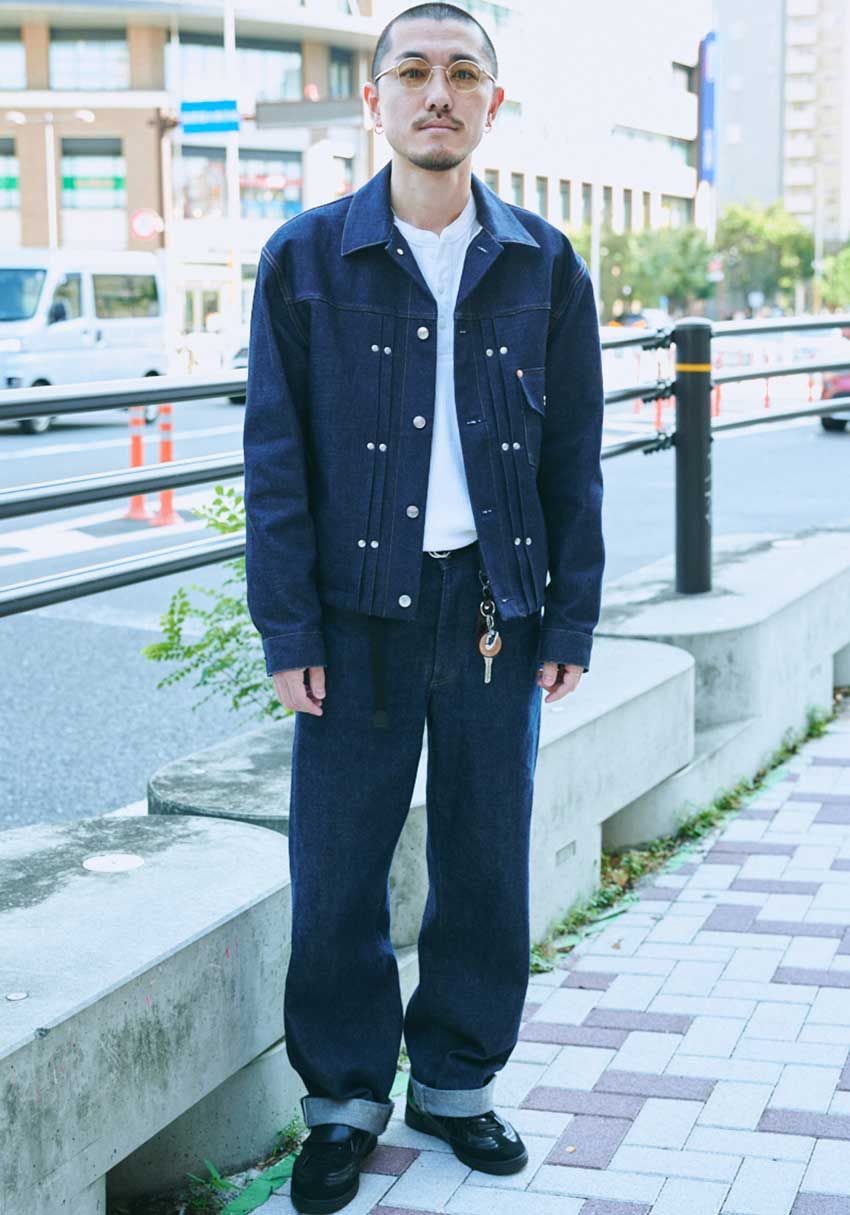 デニムのセットアップは“濃いめ”が気分！インナーは紺に映える白Tで爽やかさもあり - 4枚目の画像