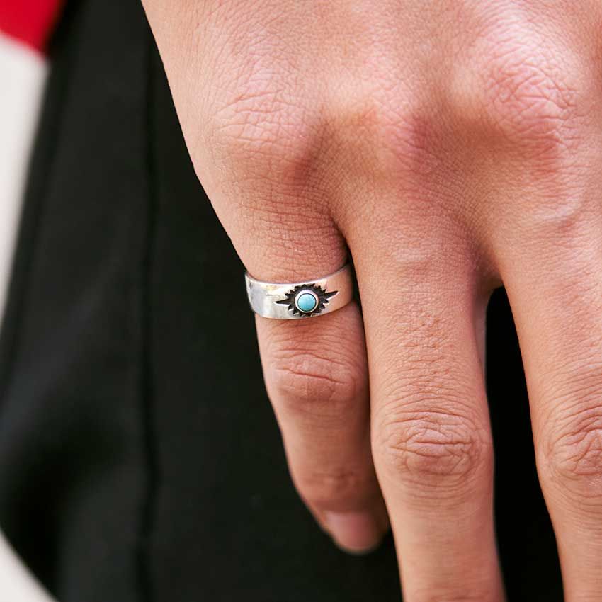 トレンドの「フレア系パンツ」、大人はどう合わせる？コーデを新鮮に見せた3人の洒落者たち - 5枚目の画像