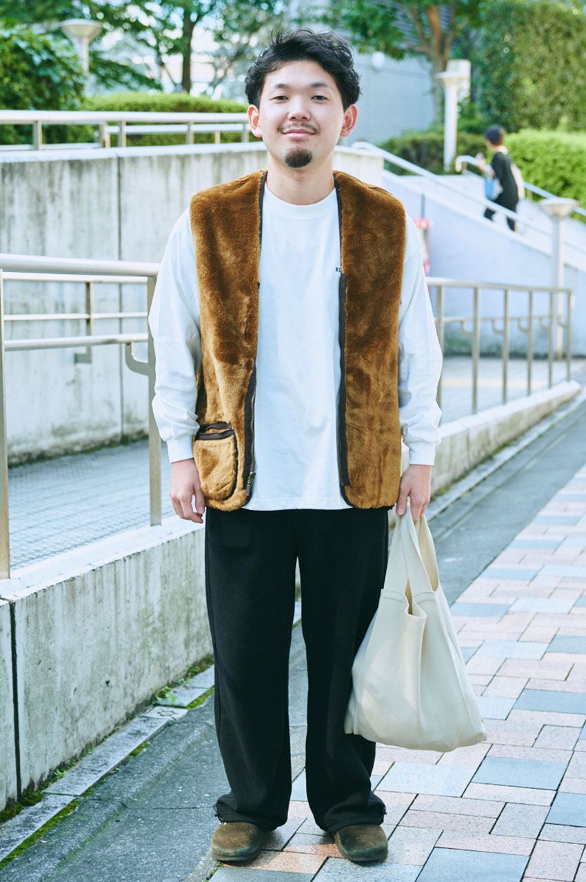 モノトーンスタイルには“ベスト”で挿し色を！街のファッション巧者3名の実践テク - 9枚目の画像