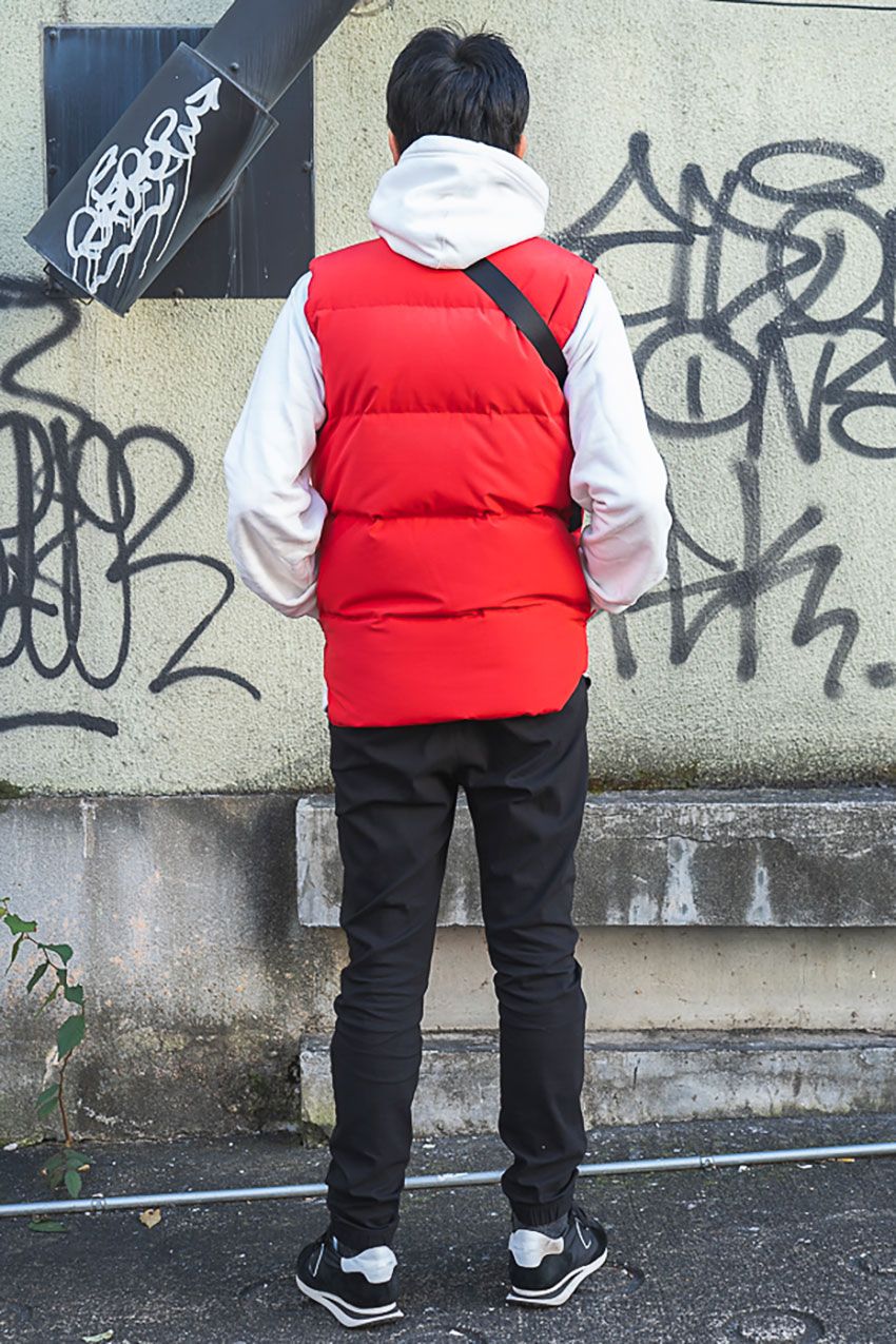 モノトーンスタイルには“ベスト”で挿し色を！街のファッション巧者3名の実践テク - 5枚目の画像