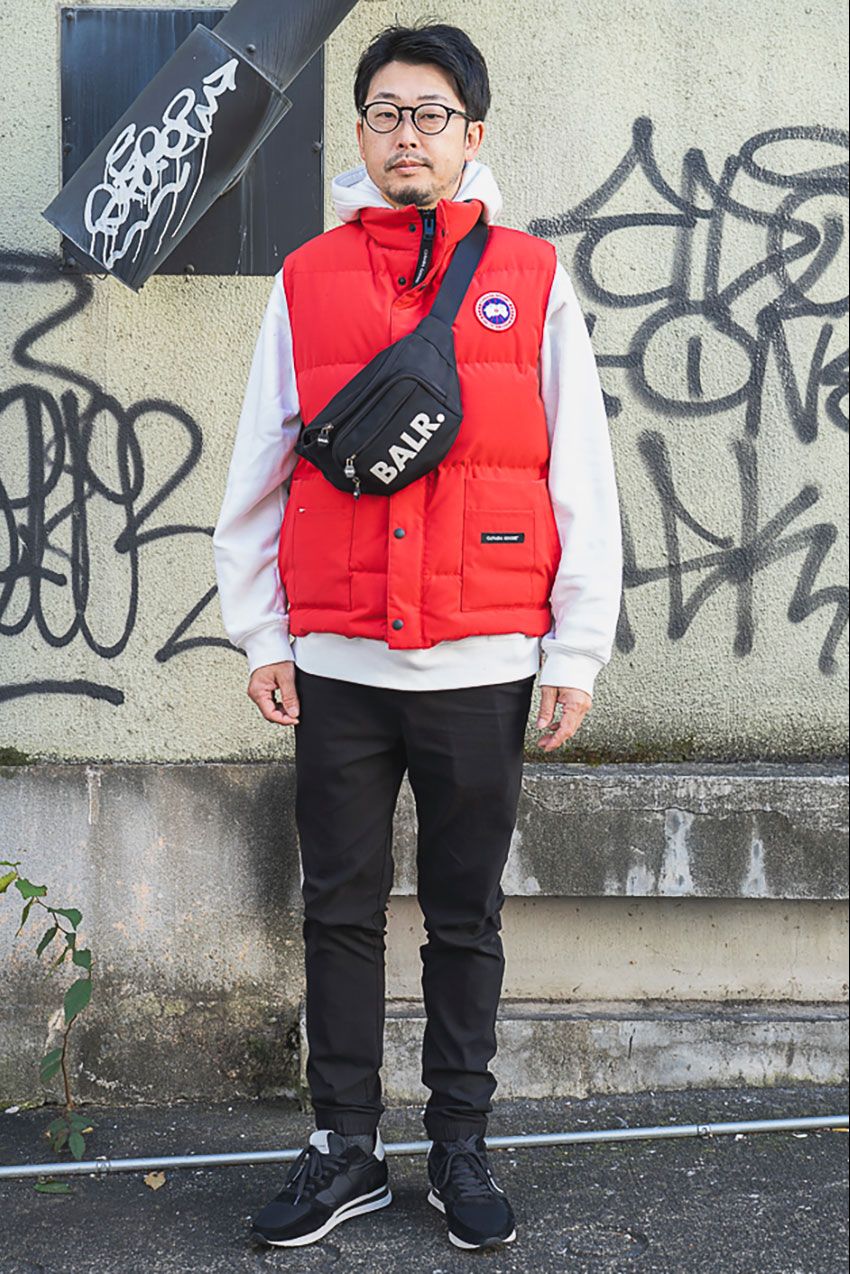 モノトーンスタイルには“ベスト”で挿し色を！街のファッション巧者3名の実践テク - 7枚目の画像