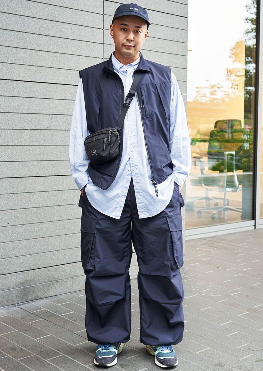 ブラック合わせ、デニム合わせ、グラデ系……“ネイビー”を巧みに纏った3人をスナップで - 4枚目の画像