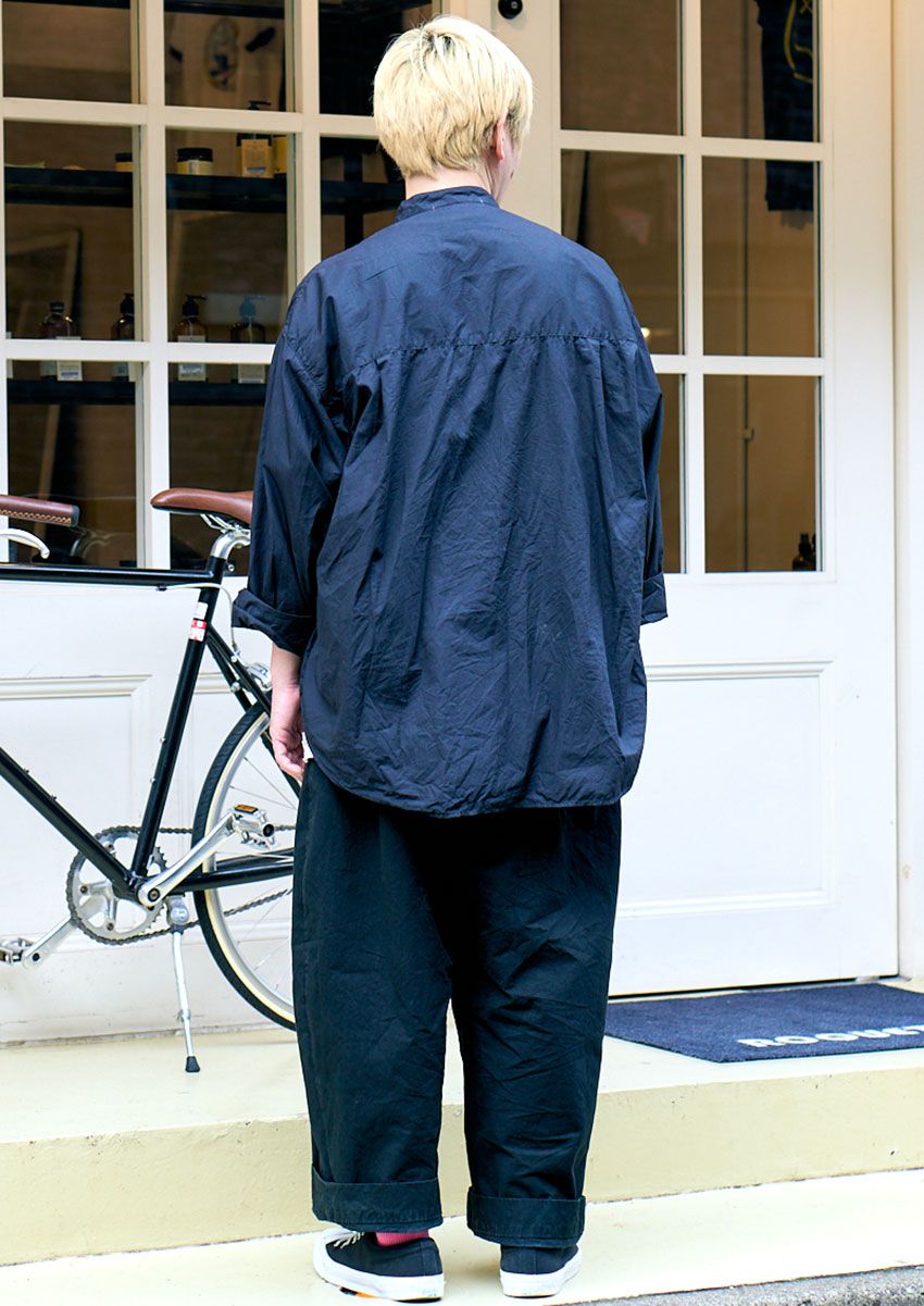 ブラック合わせ、デニム合わせ、グラデ系……“ネイビー”を巧みに纏った3人をスナップで - 3枚目の画像