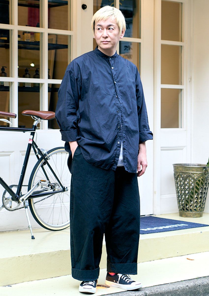 ブラック合わせ、デニム合わせ、グラデ系……“ネイビー”を巧みに纏った3人をスナップで - 2枚目の画像