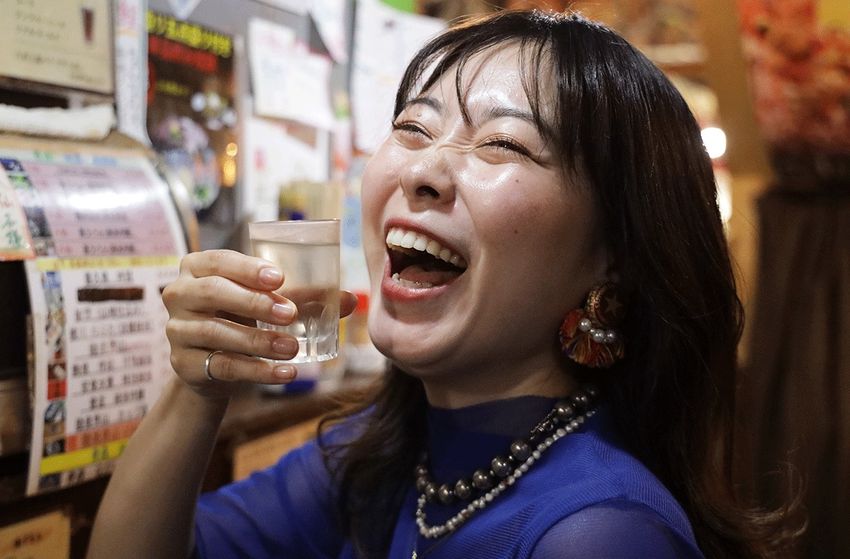オジサンが“ソロ飲み女性”に話しかけるのはアウト？ セーフ？ 呑兵衛モデルに学ぶ酒場の作法 - 8枚目の画像