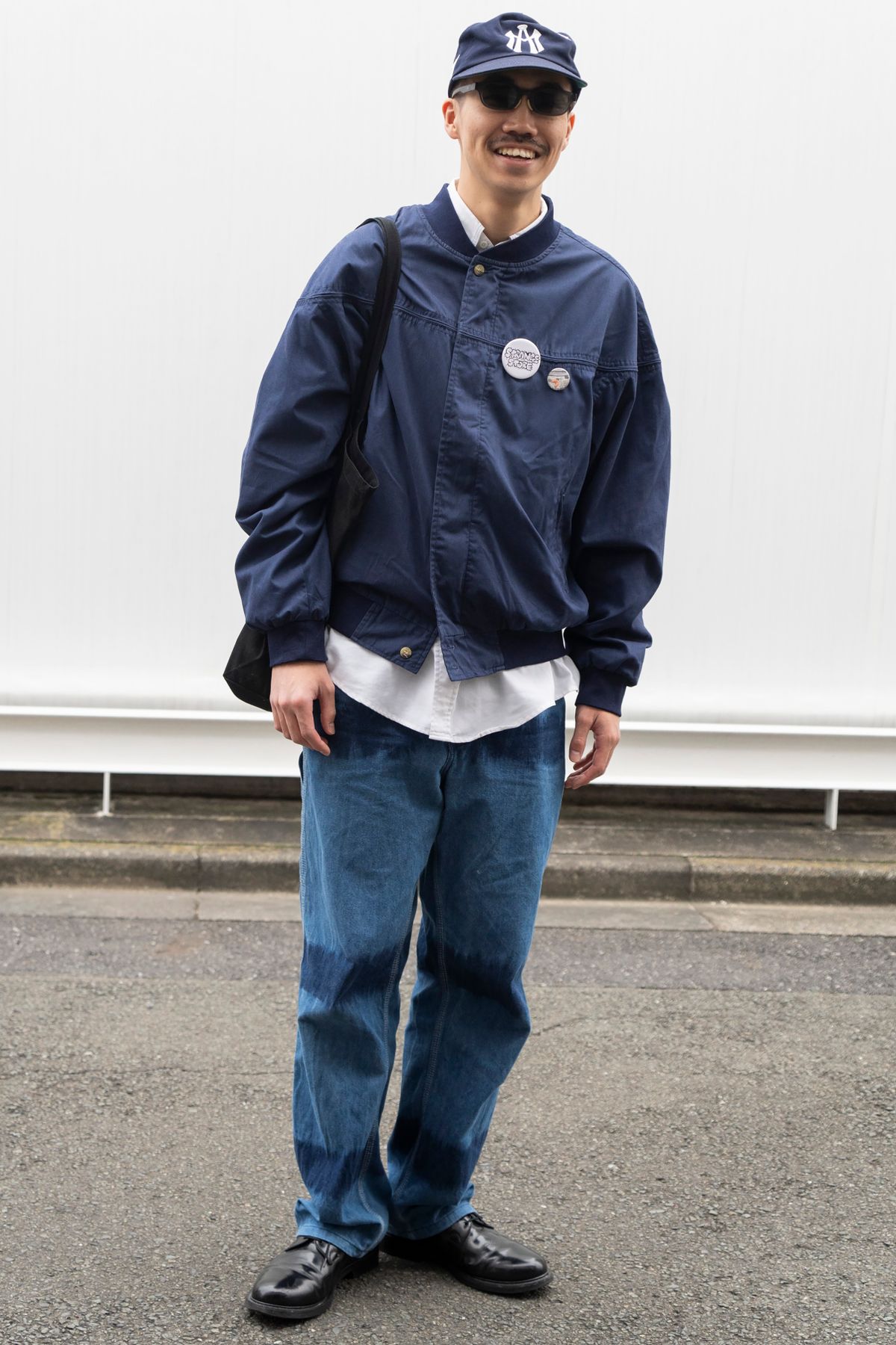 シャツ=ランズエンド パンツ=オシュコシュ シューズ=チャーチ 帽子=アフターマス 眼鏡=アイシーユー バッグ=ブランクマグ