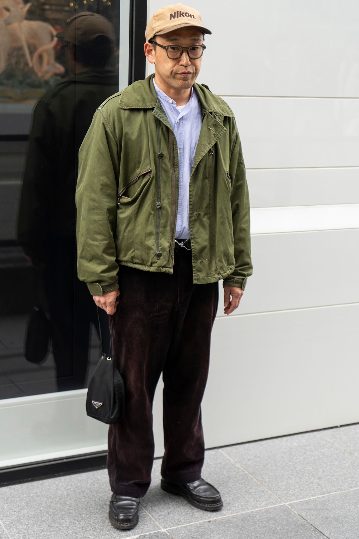 シャツ=コモリ パンツ=古着 シューズパラブーツ 帽子=ニコン バッグ=プラダ 腕時計=ハミルトン ブレスレット=ティファニー ベルト=トリーレザー
