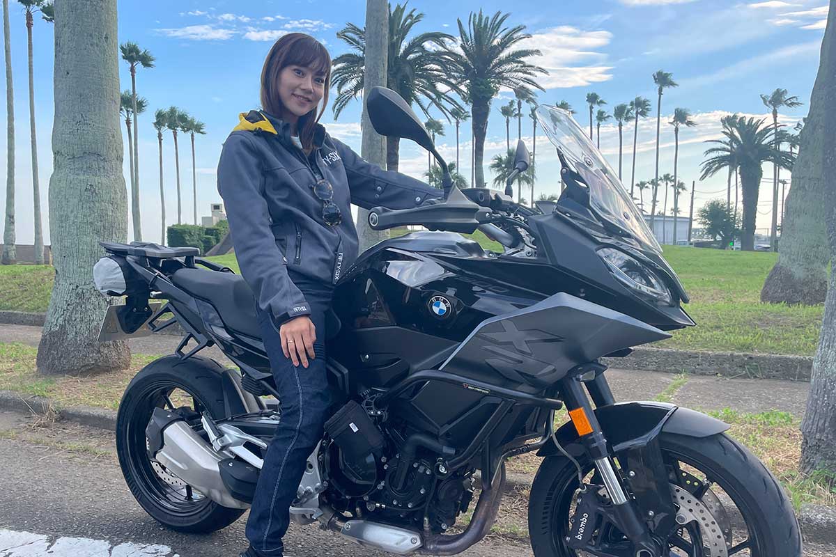 愛車は大型バイクの「BMW F900XR」。バイク歴4年の女優・指出瑞貴の