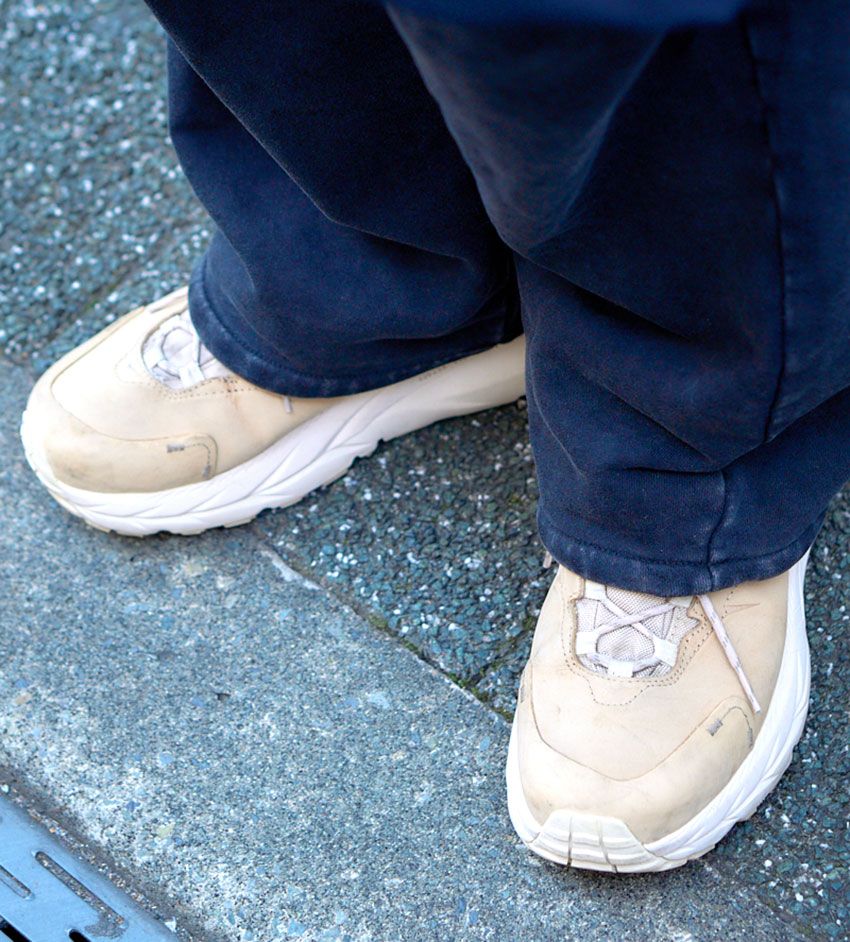 「挿し色インナー」で冬の重ためコーデに華やぎを！街の達人に学ぶ“色使いの心得” - 3枚目の画像