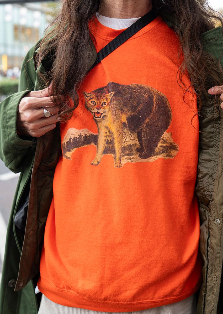 「挿し色インナー」で冬の重ためコーデに華やぎを！街の達人に学ぶ“色使いの心得” - 5枚目の画像