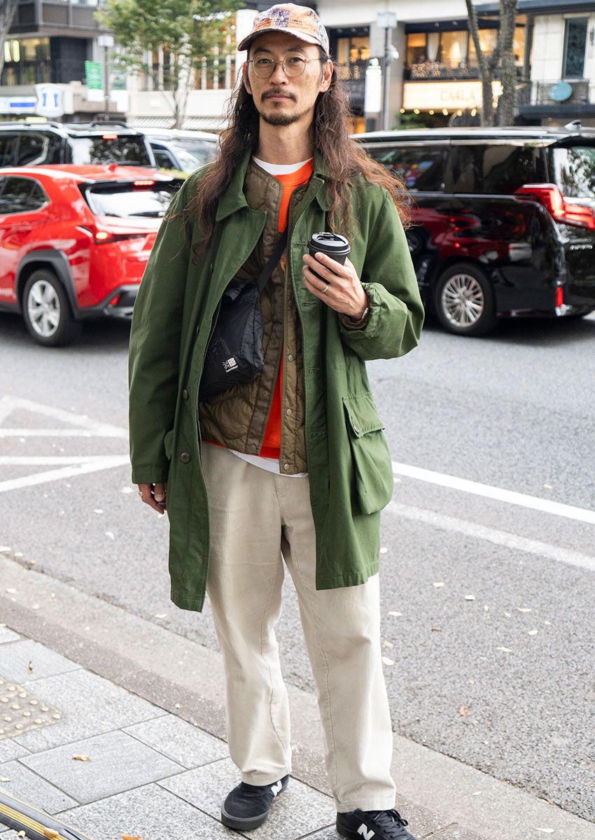 「挿し色インナー」で冬の重ためコーデに華やぎを！街の達人に学ぶ“色使いの心得” - 4枚目の画像