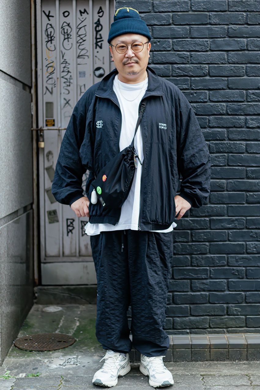 冬コーデの“抜け感”づくりに「裾絞りパンツ」という処方箋。足元を軽快に見せた3人をスナップで - 5枚目の画像