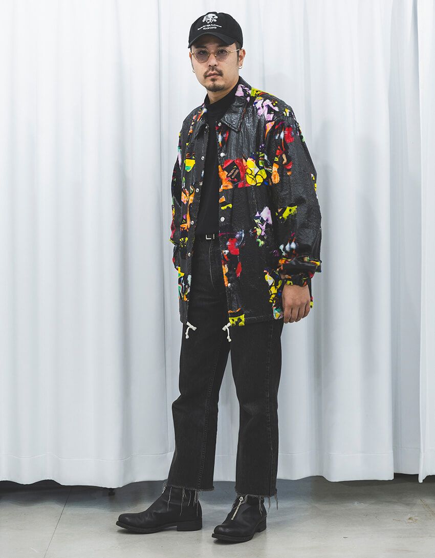 ジーンズ／古着のリーバイス、コート／古着のコム デ ギャルソン、ニット／古着、シューズ／＠＠＠＠、キャップ／古着