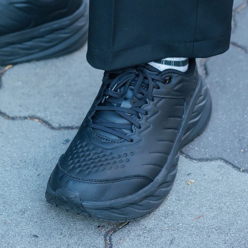 「ホカ」は“黒のボンダイ”に限る！コート、キルティングアウター、冬コーデとの合わせ方3例 - 1枚目の画像