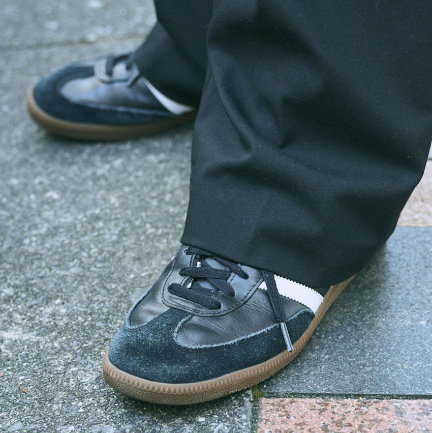 【街角スナップで人気】アディダスの「黒サンバ」はやはり優秀。コーデ上手の履きこなし方を紹介 - 1枚目の画像