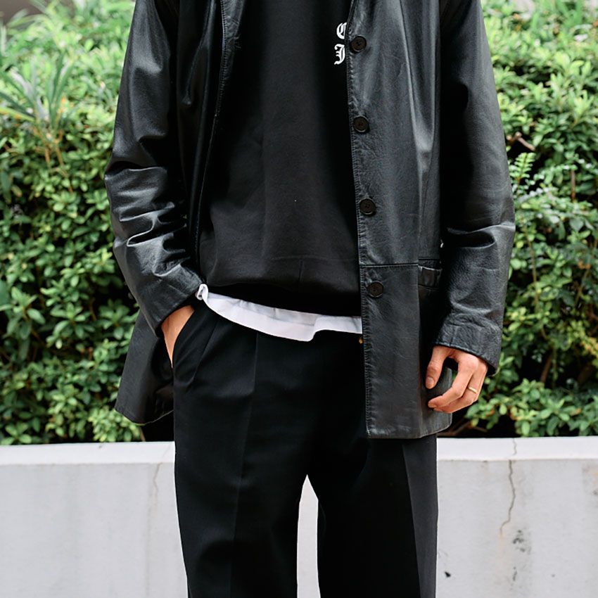 全身ダークトーンの“重さ”回避には「裾からチラッと白見せ」が正解！街の模範解答を3人のスナップで - 6枚目の画像