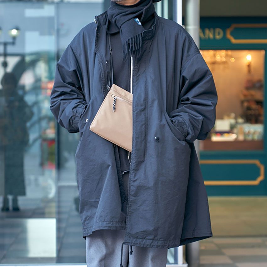 武骨さと都会っぽさを一挙両得できる「黒モッズコート」。着こなしの成功例を街角スナップで - 6枚目の画像