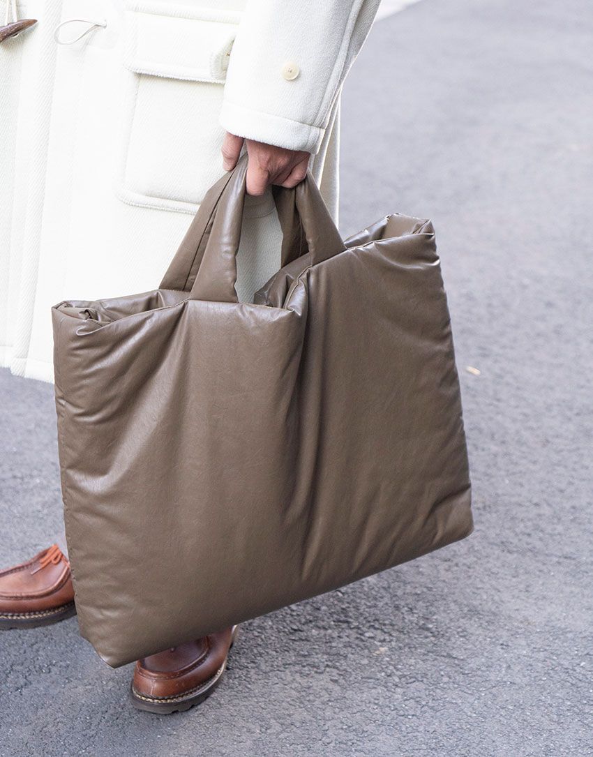 上品に合わせたい“でっかいトート”。街角の洒落者3名に見るこだわりの素材＆形 - 3枚目の画像