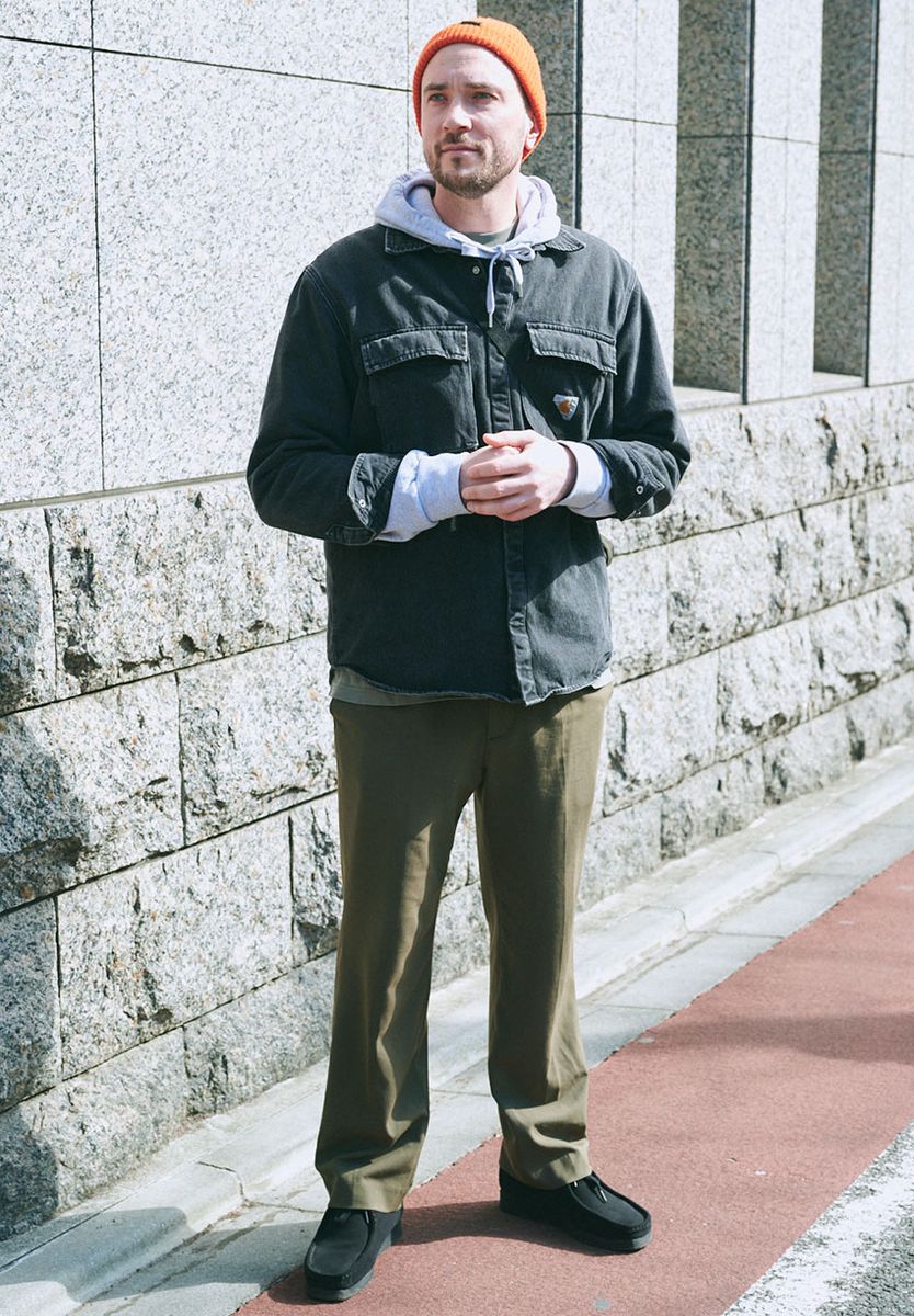 ジャケット=カーハート パーカ=グラミチ パンツ=ユニクロ シューズ=クラークス 帽子=フィルソン バッグ=ステューシー