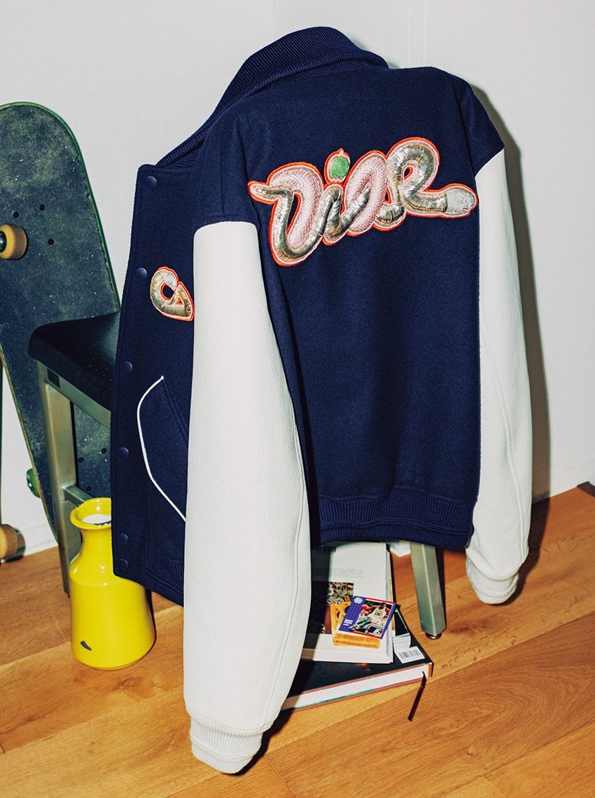 DIORロゴが“巳”仕様に！初買にぴったりなスタジャンは「KAWS」とのコラボ作 - 1枚目の画像