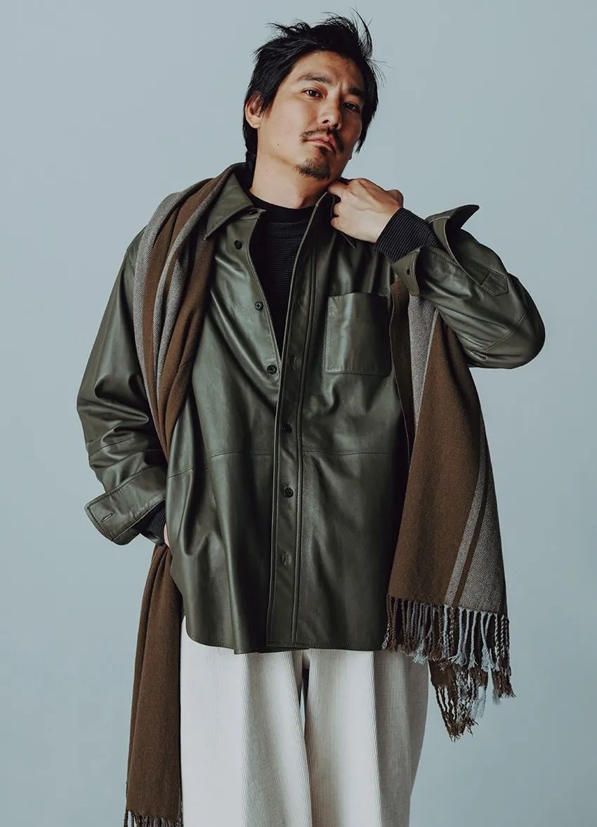 レザーで武骨なアメカジにならない着こなし方のコツ。必要なのは大人の色気と少しの可愛げ - 6枚目の画像