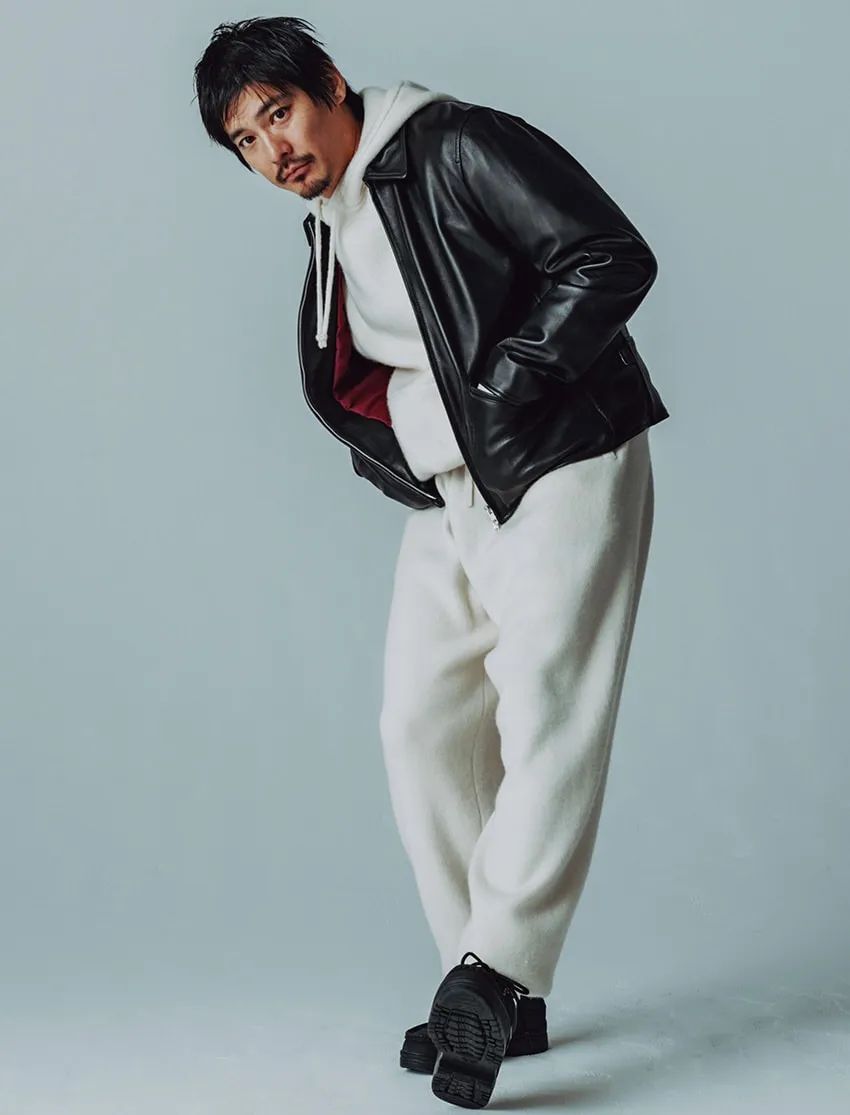 レザーで武骨なアメカジにならない着こなし方のコツ。必要なのは大人の色気と少しの可愛げ - 4枚目の画像