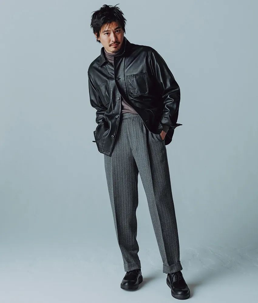 レザーで武骨なアメカジにならない着こなし方のコツ。必要なのは大人の色気と少しの可愛げ - 2枚目の画像