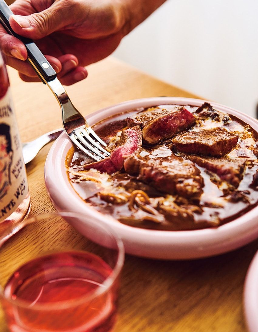 ハッシュドビーフにステーキを投入！牛肉たっぷりで大満足な「ハッシュドステーキ」レシピ - 4枚目の画像