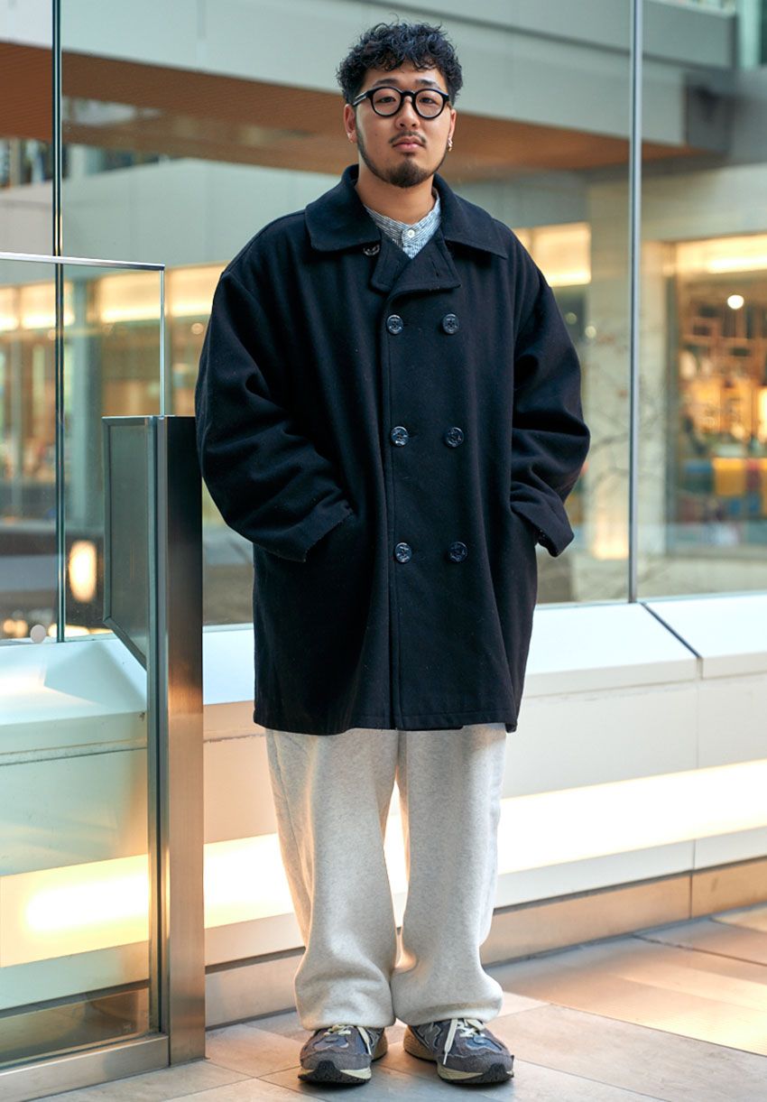 部屋着の代名詞「グレーのスウェットパンツ」をファッション化した街角の3人 - 4枚目の画像